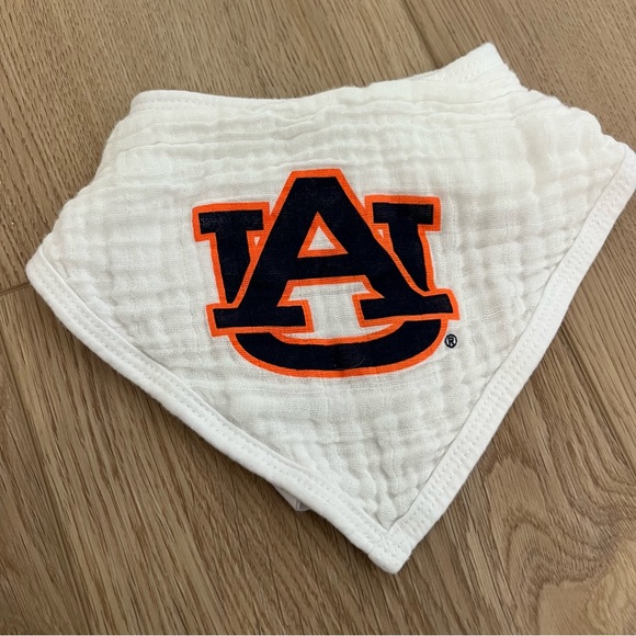 Auburn Muslin Bib - Picture 2 of 3